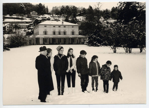 Left to right: Charlie Chaplin, his wife Oona, and six of their eight children, Josephine, Victoria, Eugene, Jane, Annie and Christopher 